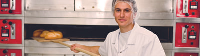 Bäcker-Konditor-Confiseur bei der Arbeit Bäcker-Konditor-Confiseur bei der Arbeit